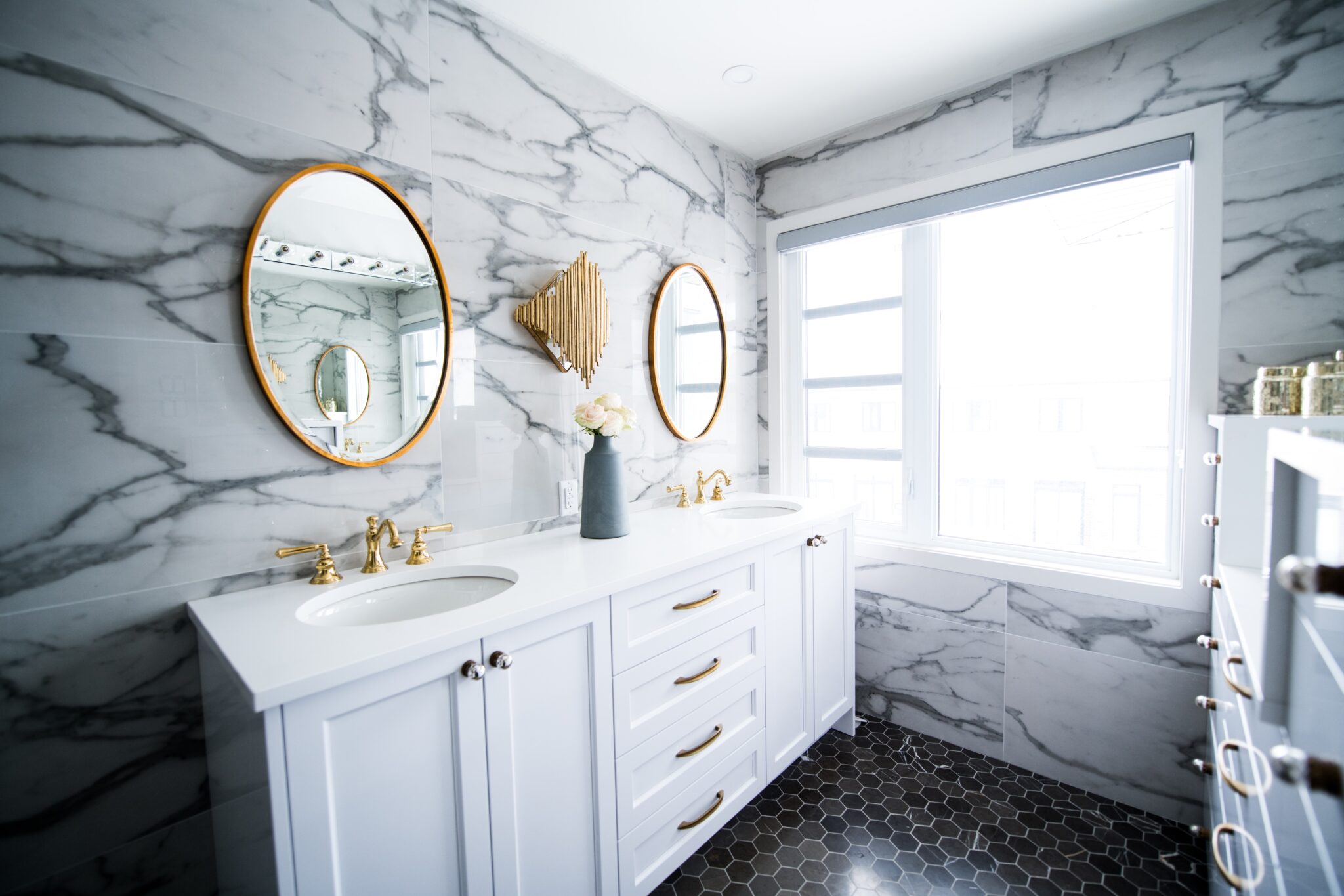 gold accent and hardware for a glamorous bathroom design